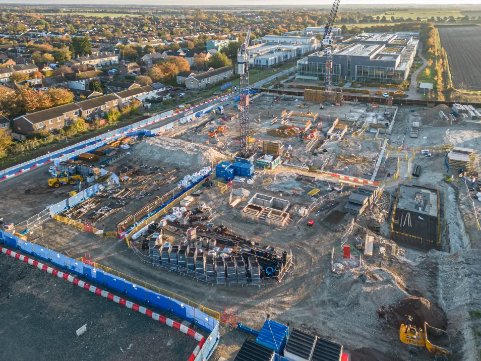A full package from enabling works through to a three-storey post-tensioned RC frame with exposed concrete soffits, delivered at a 95,000sqft flexible workspace and laboratory development on Peterhouse Technology Park.