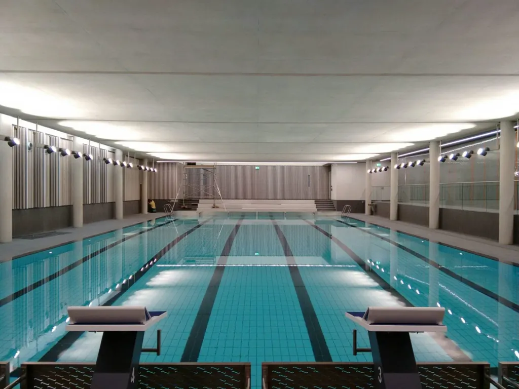 A Central London education establishment utilising very high quality, exposed fine smooth concrete structures.